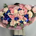 Букет «Вальсирующие сердца» из экзотических цветов и гвоздик