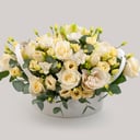 Коробка с цветами «Белый сон» из роз и эустом