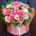 Цветы в коробке "Сюрприз" из роз и эустом