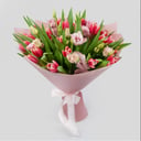 Букет «Весенняя палитра (розово-алая)» из тюльпанов и эустом