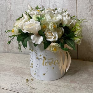 Композиция с мыльными розочками