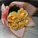 Букет из 5 кремовых роз 50 см в оформлении