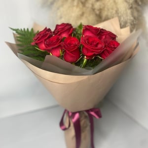 Букет «Красные розы с зеленью»