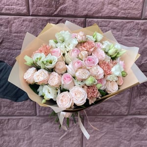 Букет «Персик» из эустом и роз