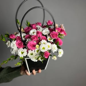 Коробка с цветами «Композиция в сумочке» из хризантем и роз