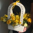 Коробка с цветами «Кулек весенних цветов» из мимоза и тюльпанов