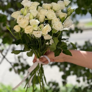 Букет «Андерсони» из роз и эустом