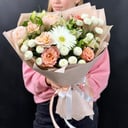 Букет нежных цветов из роз и хризантем