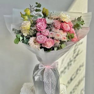 Букет с розой, эустомой и хризантемой