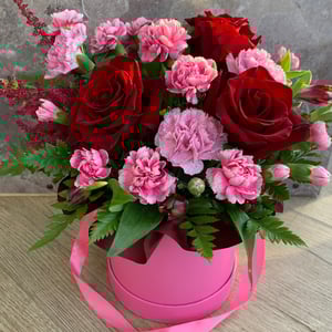 Шляпная коробка с цветами «Игра красок» из роз и гвоздик