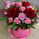 Шляпная коробка с цветами «Игра красок» из роз и гвоздик