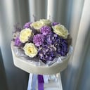 Букет с гортензией и пионовидными розами