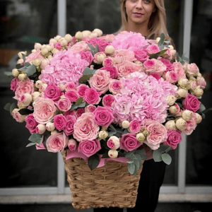 Огромная корзина цветов из роз и гортензий