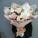 Букет с гортензией и розами