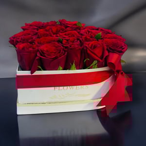 Композиция в форме сердца «21 красная роза в коробке в форме сердца»