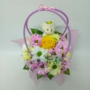 Коробка с цветами «Цветы в сумочке с игрушкой 7» из хризантем и гипсофил