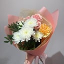 Нежный букет комплимент из роз и хризантем