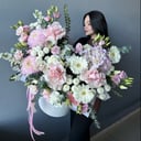 Букет «Пышный стильный короб цветов» из эустом и гвоздик