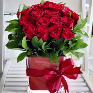 Композиция «20 красных звезд в вазе» из роз