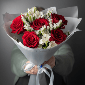 Букет «Тайная страсть» из роз и альстромерий