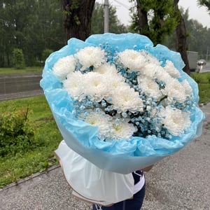 Букет из хризантемы и гипсофилы