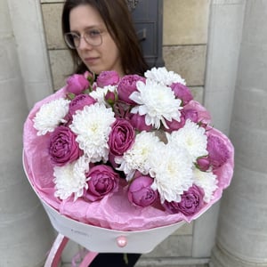 Букет «Пионовидные розы и хризантемы»