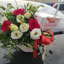 Подарочный набор «Корзина с цветами и конфеты»