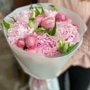 Композиция «Нежность» из пионов и альстромерий