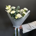 Букет с гвоздиками и эвкалиптом