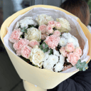 Микс букет в нежных тонах из роз и гвоздик