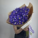 Букет ирисов в крафтовой упаковке