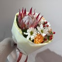 Стойкий ягодный букет из хризантем