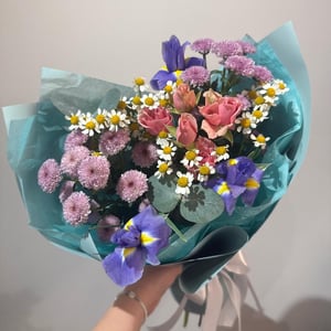 Летний сочный букет из ирисов и роз