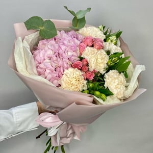 Нежное облако Букет с гортензией из гвоздик и альстромерий