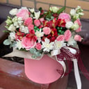 Шляпная коробка с цветами «Твои мечты сбываются» из роз и альстромерий