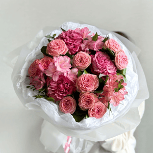 Пышный букет из роз и альстромерий