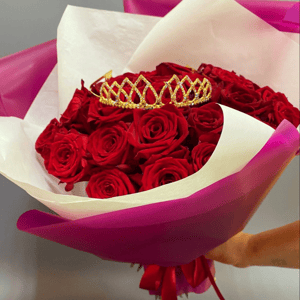 Букет красных роз с короной