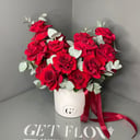 Шляпная коробка с цветами «Композиция из роз "Королева"»