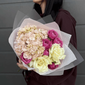 Романтичный букет с розовой Гортензией, белой французской Розой и Розой Мисти Баблс