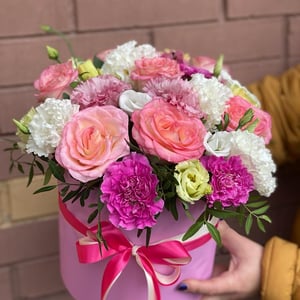 Шляпная коробка с цветами «Императрица» из роз и эустом