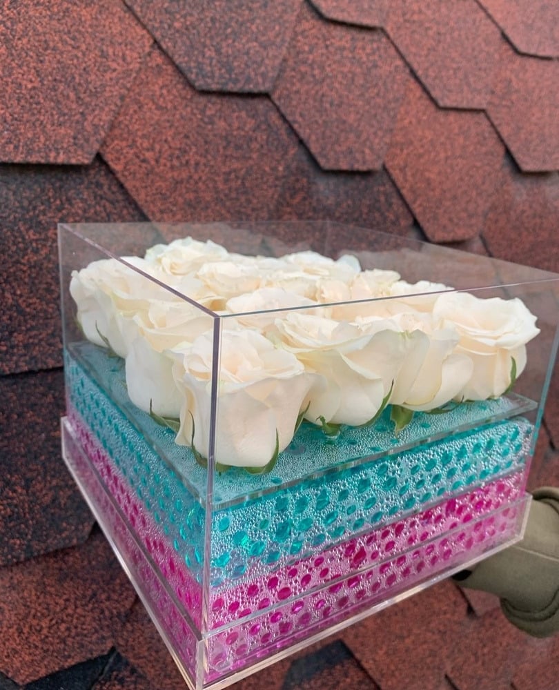 Розы в стеклянной коробке