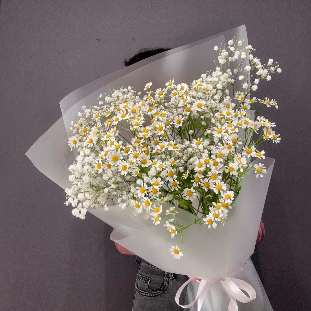 Букет с гипсофилой и ромашкой