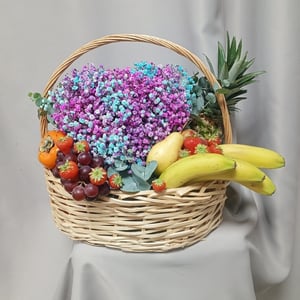 Корзина с фруктами и гипсофилами