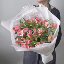 Букет из розовой альстромерии