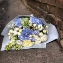 Букет с гортензией из роз и эустом