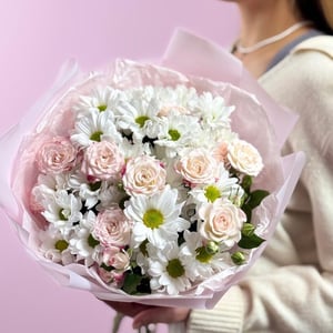 Букет из кустовых роз и хризантем ромаше