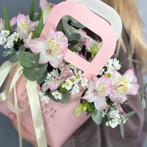 Стойкие цветы в крафтовой коробке из хризантем