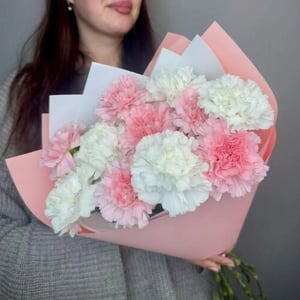 Букет из розовых и белых диантусов