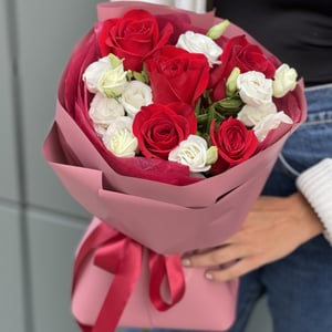 Букет Искра с красными розами и эустомой