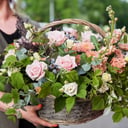 Корзина с цветами «Розовый пломбир» из хризантем и эустом